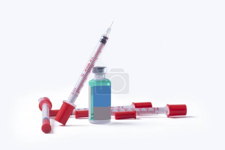 Téléchargez les photos : Seringues médicales et flacons en verre isolés sur fond blanc. Concept de vaccination - en image libre de droit