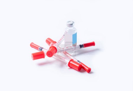 Téléchargez les photos : Flacons et seringues en verre médical pour la vaccination. - en image libre de droit