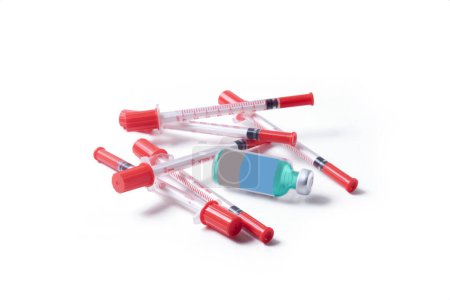 Téléchargez les photos : Seringues médicales et flacons en verre isolés sur fond blanc. Vaccin contre le coronavirus. - en image libre de droit