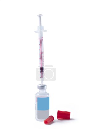 Téléchargez les photos : Seringue et flacon en verre avec vaccin contre le coronavirus sur fond blanc. - en image libre de droit