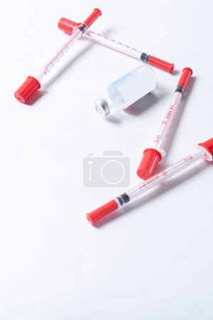 Téléchargez les photos : Seringues médicales et flacons injectables sur fond blanc. Vaccin contre le coronavirus. - en image libre de droit