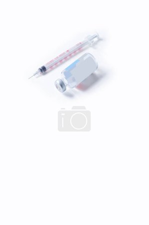 Téléchargez les photos : Flacon et seringue de vaccin isolés sur fond blanc. Vaccin contre le coronavirus. - en image libre de droit