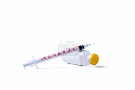 Téléchargez les photos : Flacon et seringue de vaccin isolés sur fond blanc. - en image libre de droit