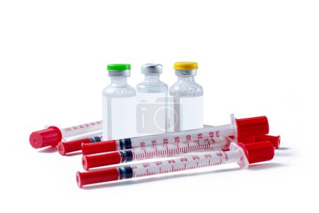 Téléchargez les photos : Flacons et seringues médicaux isolés sur fond blanc. Covid-19 - en image libre de droit