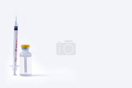 Téléchargez les photos : Covid-19 Concept de coronavirus. Seringue et flacon sur fond blanc. vaccin contre le virus. - en image libre de droit