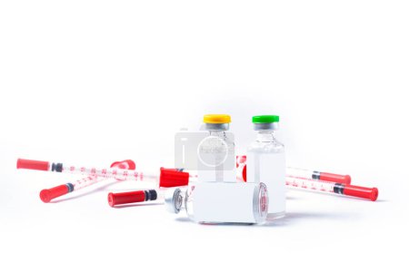Téléchargez les photos : Flacons et seringues de vaccin sur fond blanc. - en image libre de droit