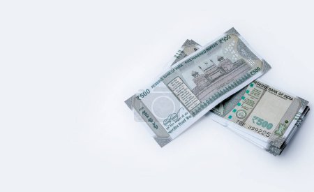 Téléchargez les photos : Monnaie indienne, Stack of money isolé sur fond blanc avec espace de copie pour le texte. - en image libre de droit