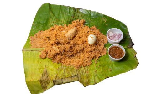 Téléchargez les photos : Biryani de poulet chaud avec oeuf, raita et oignon dans la feuille de banane. Un plat populaire épicé non végétarien de l'Inde. - en image libre de droit