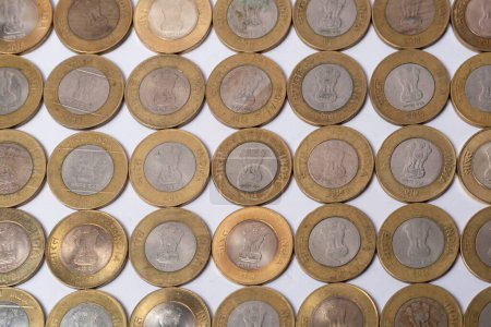 Draufsicht auf indische Zehn-Rupien-Münzen Währungsstruktur Hintergrund
