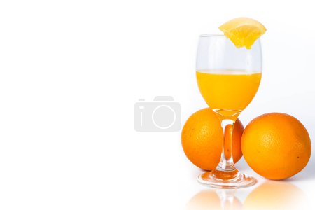 Foto de Zumo de naranja en un vaso sobre fondo blanco con espacio para copiar. - Imagen libre de derechos