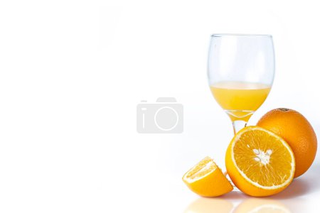 Foto de Vaso de zumo de naranja fresco aislado sobre fondo blanco con espacio para copiar. - Imagen libre de derechos