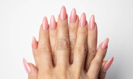 Téléchargez les photos : Elégant ongle tendance jeune femme mains manucure rose sur fond blanc - en image libre de droit