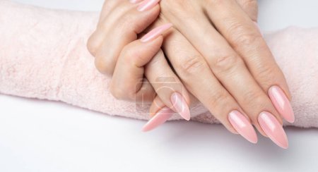 Téléchargez les photos : Elégant ongle tendance jeune femme mains manucure rose sur fond blanc - en image libre de droit