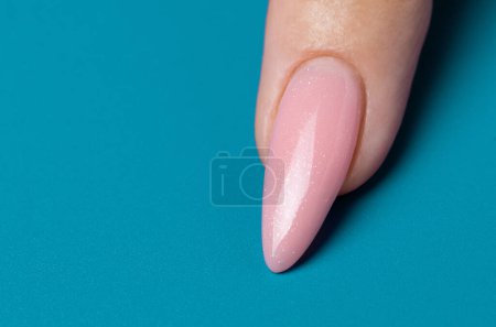 Téléchargez les photos : Elégant ongle tendance jeune femme mains manucure rose sur fond bleu - en image libre de droit