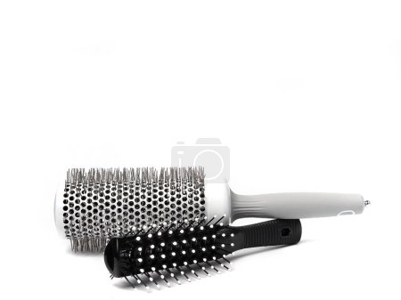 Téléchargez les photos : Outils de coiffure dans le salon de beauté sur fond blanc - en image libre de droit