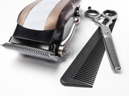 Téléchargez les photos : Outils de coiffure dans le salon de beauté sur fond blanc - en image libre de droit