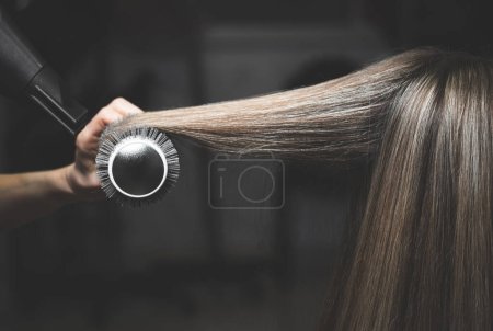 Téléchargez les photos : Gros plan sur sèche-cheveux, salon de coiffure, styliste féminine. - en image libre de droit