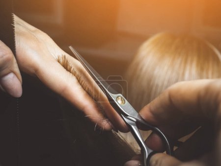 Téléchargez les photos : Coiffeur faisant une coupe de cheveux. Ciseaux professionnels de coiffeur - en image libre de droit