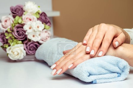 Téléchargez les photos : Femme soins des mains. Mains et spa relaxant. Beauté femme ongles. - en image libre de droit