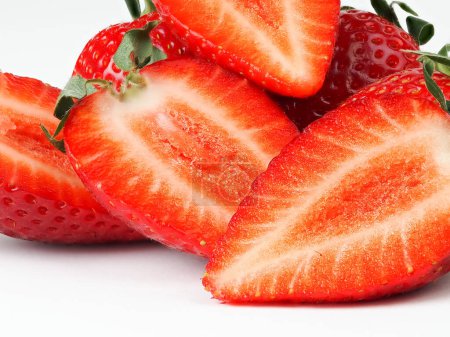 Téléchargez les photos : Délicieuses fraises rouges fraîches sur fond blanc - en image libre de droit