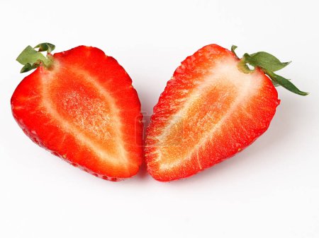 Foto de Deliciosas fresas rojas frescas sobre fondo blanco - Imagen libre de derechos