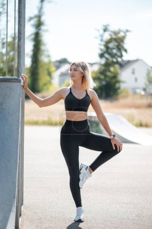 Foto de Mujer deportiva joven saludable calentándose, estirándose antes del entrenamiento al aire libre. Ejercicio de corredor antes de fitness y jogging. Concepto saludable y estilo de vida - Imagen libre de derechos