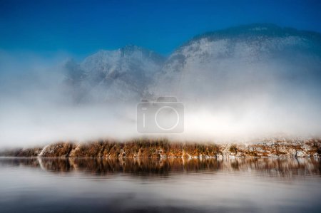 Téléchargez les photos : Vue pittoresque du lac gelé entouré de collines sous le ciel nuageux de l'été dans le parc national. Photo de stock - en image libre de droit