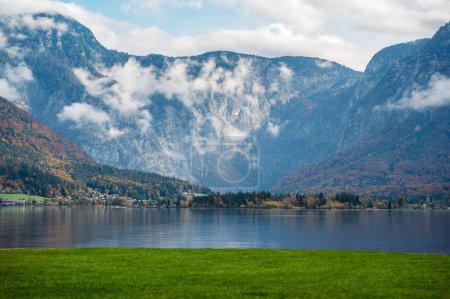 Foto de Vistas panorámicas panorámicas de la famosa ciudad de montaña en los Alpes austríacos. Lago y paisaje ambiente nublado. Concepto de naturaleza - Imagen libre de derechos