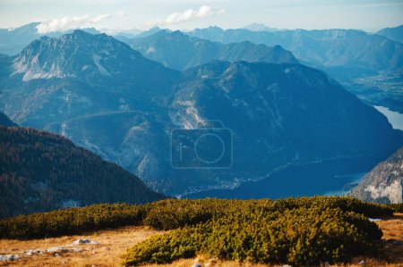 Téléchargez les photos : Vue panoramique d'automne sur le célèbre village de montagne de Dachstein en Autriche. Ciel nuageux bleu et couleurs orange. Belle et confortable concept de ville - en image libre de droit