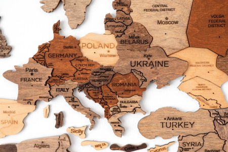 Foto de Europa en el mapa político. Mapa del mundo de madera en la pared. Ucrania, Rusia, Bielorrusia, Polonia y otros países - Imagen libre de derechos