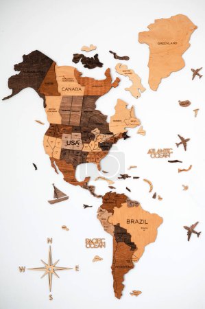 Téléchargez les photos : Partie est de la carte du monde de la terre montrant les continents sur un anneau de bois fond texturé sur le mur blanc. - en image libre de droit