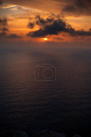 Foto de Fascinante puesta de sol de verano sobre el tranquilo mar Mediterráneo azul en Chipre. Fondo natural. Concepto vacaciones de verano. - Imagen libre de derechos