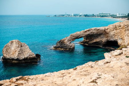 Téléchargez les photos : Formation naturelle de roches en forme d'arc sur la mer Méditerranée d'Ayia Napa. Amateurs de ponts légendaires avec vue imprenable sur la mer en arrière-plan. - en image libre de droit