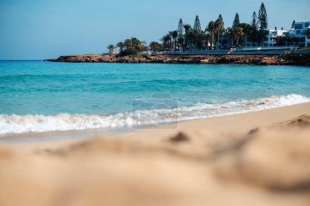 Foto de Laguna de mar azul con hermoso resort de lujo en Ayia Napa. Agua color turquesa y playa de arena para las mejores vacaciones de verano. - Imagen libre de derechos