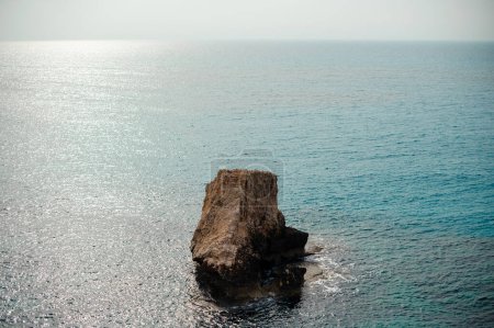 Foto de Antigua formación de piedra entre el mar Mediterráneo azul claro en Ayia Napa. Belleza natural y concepto veraniego. - Imagen libre de derechos