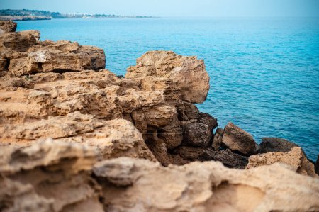 Foto de Paisaje del mar Mediterráneo desde un alto acantilado rocoso en Ayia Napa. Día soleado de verano en Chipre. Concepto de viaje. - Imagen libre de derechos