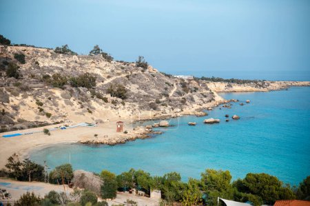 Foto de Increíble mar cristalino de laguna azul con playa de arena y colinas rocosas. Hermosa naturaleza de verano en Chipre, Ayia Napa. - Imagen libre de derechos