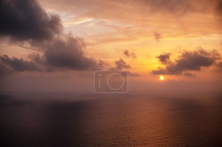Foto de Fascinante puesta de sol de verano sobre el tranquilo mar Mediterráneo azul en Chipre. Fondo natural. Concepto vacaciones de verano. - Imagen libre de derechos