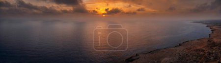 Téléchargez les photos : Vue panoramique sur la mer calme bleu foncé avec coucher de soleil incroyable d'été sur. Calme et atmosphère paisible. Nature chypriote. - en image libre de droit