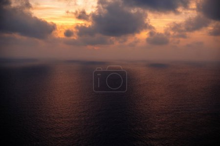 Foto de Ambiente pacífico en Ayia Napa durante el increíble atardecer de verano sobre el mar azul oscuro. Concepto de vacaciones, viajes y naturaleza. - Imagen libre de derechos