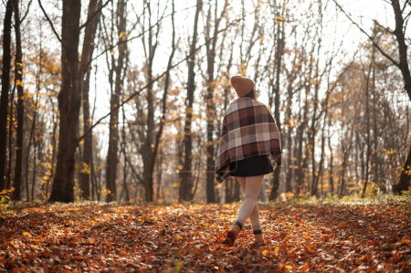 Téléchargez les photos : Jeune femme debout seul en plein air avec des montagnes de forêt sauvage sur fond. Mode de vie et concept de survie vue arrière - en image libre de droit