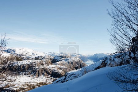Téléchargez les photos : Merveilleux paysage pittoresque de chenal fluvial, mer entre rivage rocheux avec neige. Vue sur le rocher Pulpit, Preikestolen. Montagnes norvégiennes. Lysefjord, Norvège - en image libre de droit