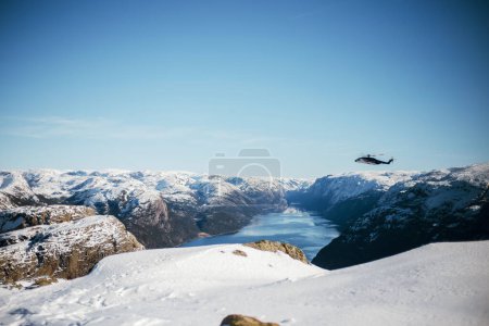 Téléchargez les photos : Hélicoptère de sauvetage survolant les Preikestolen et Lysefjors en Norvège - en image libre de droit