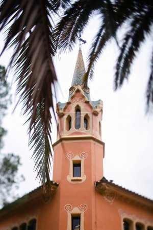Téléchargez les photos : Gaudi museum in Guell park with blue sky on background. Long spire on tower of Antoni Gaudi house at modernist style in Barcelona. - en image libre de droit