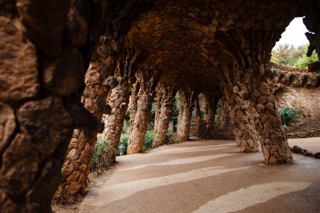 Téléchargez les photos : Inside view of Antoni Gaudis masonry stone columns and arches in Barcelona park. Tourism attraction and travel destination concept. - en image libre de droit