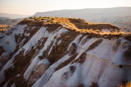 Téléchargez les photos : Modèle naturel de formation de roche avec du sable et de l'herbe. Concept de nature et de beauté autour. Parc national de Goreme, Cappadoce, Turquie. - en image libre de droit