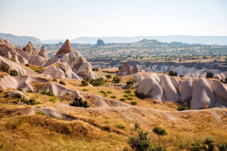 Téléchargez les photos : Formations rocheuses spectaculaires dans la région de Cappadoce avec ciel bleu et soleil d'été. Fond naturel et papier peint. Concept beauté de la nature. - en image libre de droit
