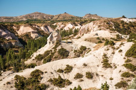 Téléchargez les photos : Vue sur paysage naturel avec montagnes rocheuses, herbe verte et arbres. Bel endroit turc dans la région de Cappadoce. Fond naturel et papier peint. - en image libre de droit