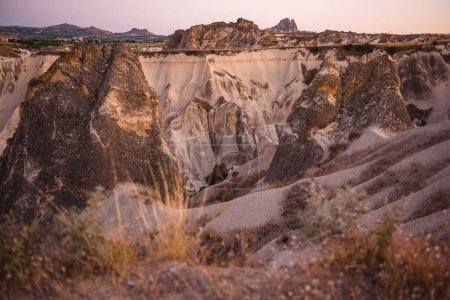 Foto de Paisaje natural de montañas rocosas cubiertas de arena. Valle con formaciones geográficas naturales en Capadocia. Concepto de aventura. - Imagen libre de derechos