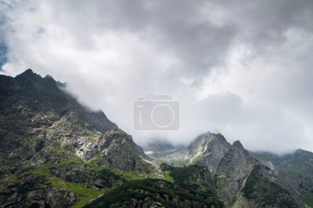 Téléchargez les photos : Vue panoramique de belles collines rocheuses et de sommets couverts de nuages. Lac des yeux marins, Hautes Tatras, Zakopane, Pologne. Foggy day - en image libre de droit